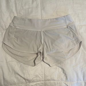 white lululemon speed up shorts LR 2.5in